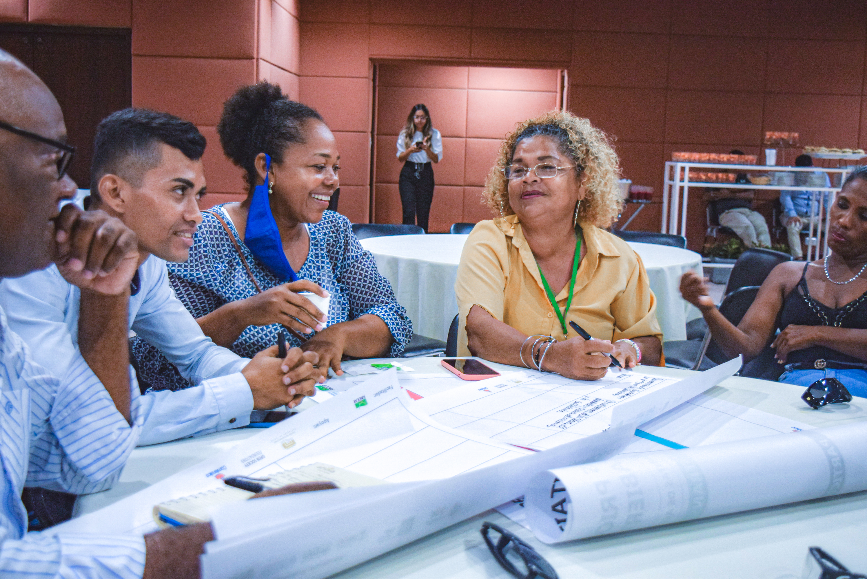 Personas reunidas en una mesa dialogando